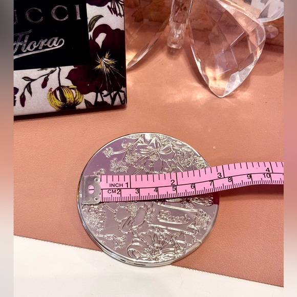 Silver Gucci Flora Compact Makeup Mirror - Picture 4 of 4